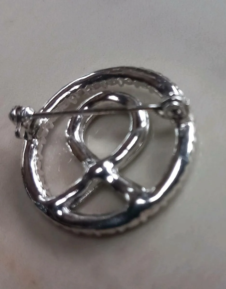 Diamanté ribbon brooch, D18 post 3e - Image 4