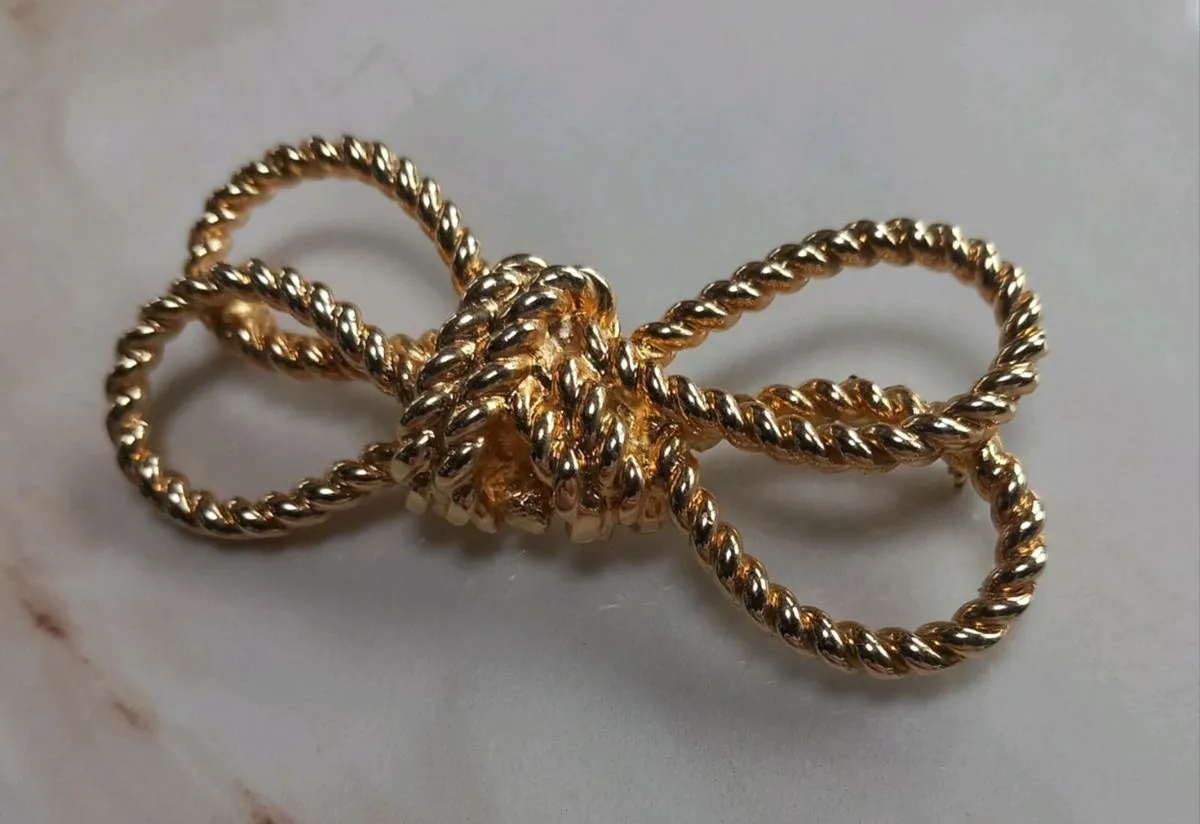 Large bow brooch, D18 post 3e - Image 1