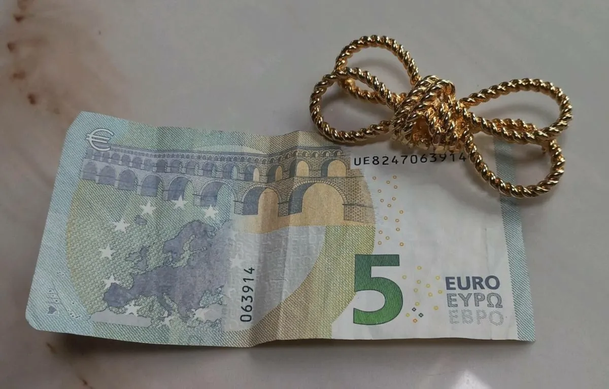 Large bow brooch, D18 post 3e - Image 2