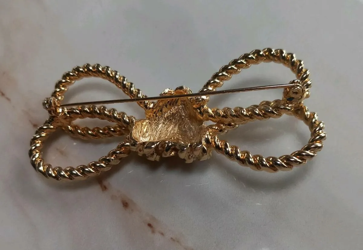 Large bow brooch, D18 post 3e - Image 3