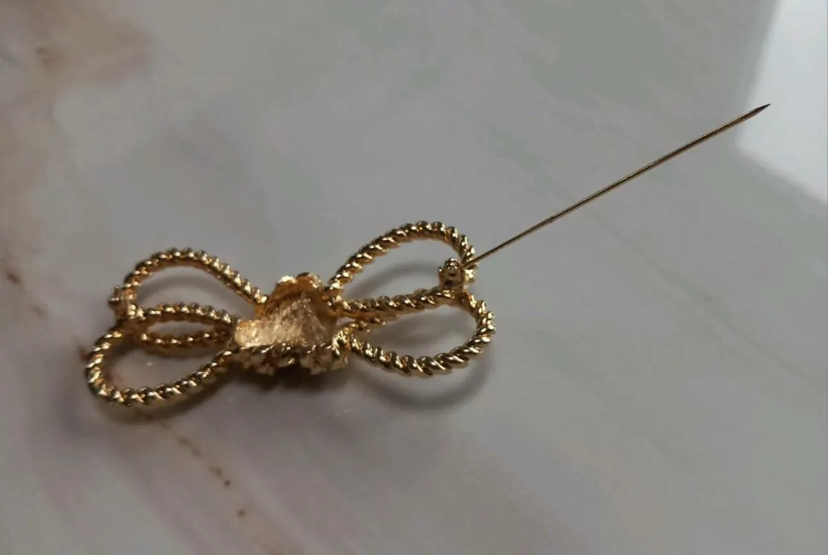 Large bow brooch, D18 post 3e - Image 4