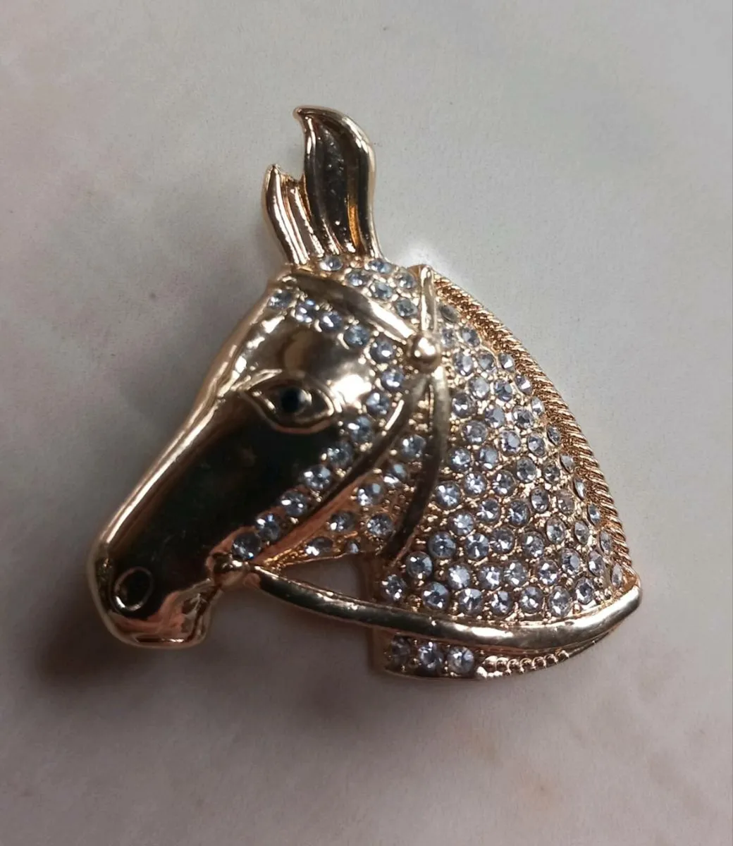 Diamanté horse head brooch, D18 post 3e - Image 3