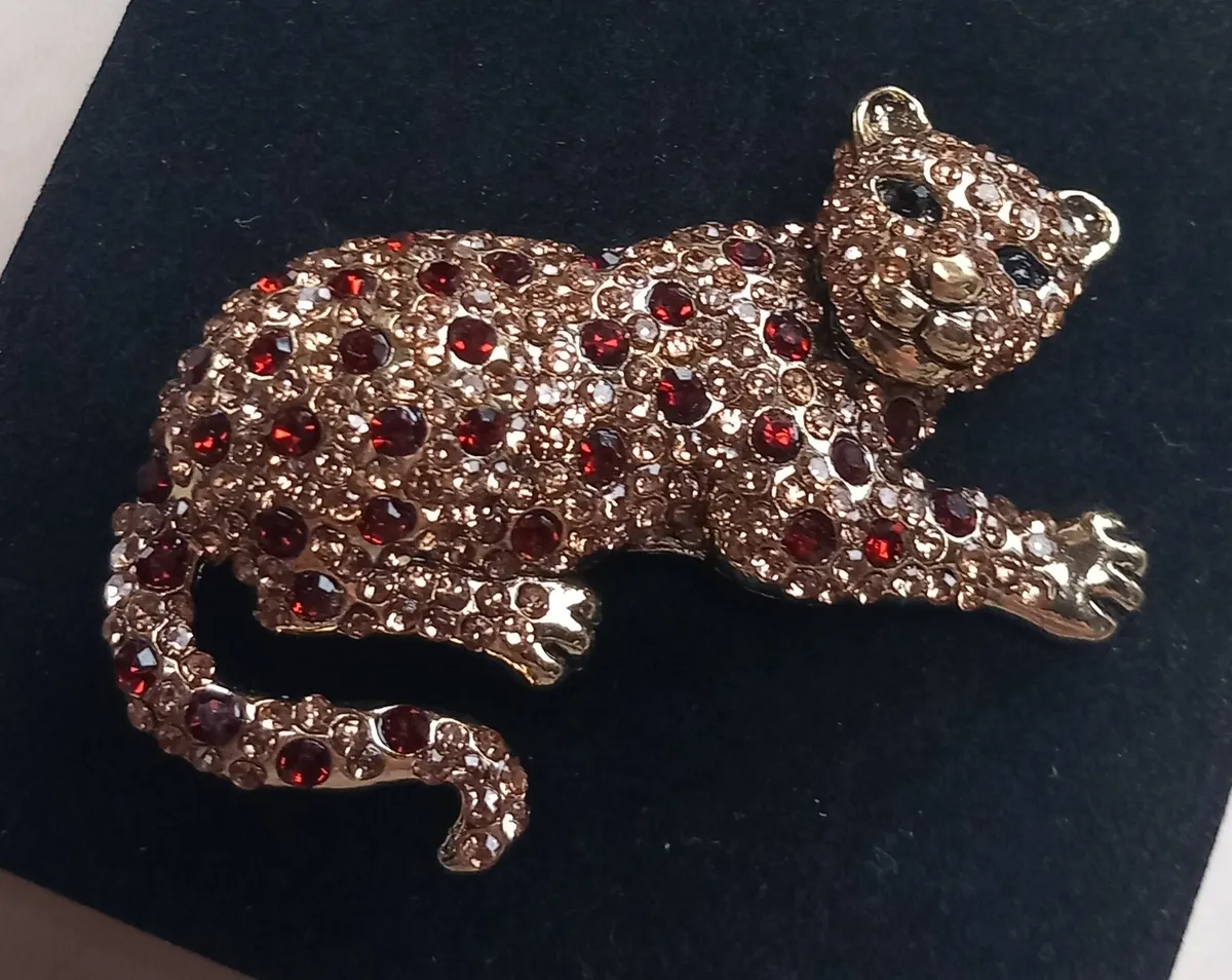 Large leopard brooch, stunning, D18 post 3e - Image 1