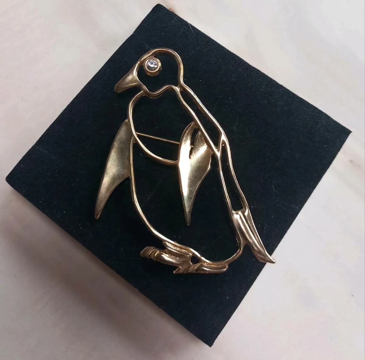 Large penguin brooch, D18 post 3e - Image 1