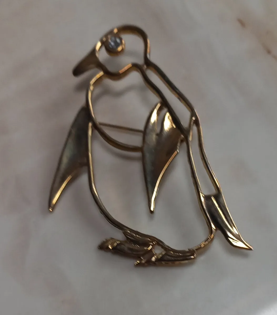 Large penguin brooch, D18 post 3e - Image 3