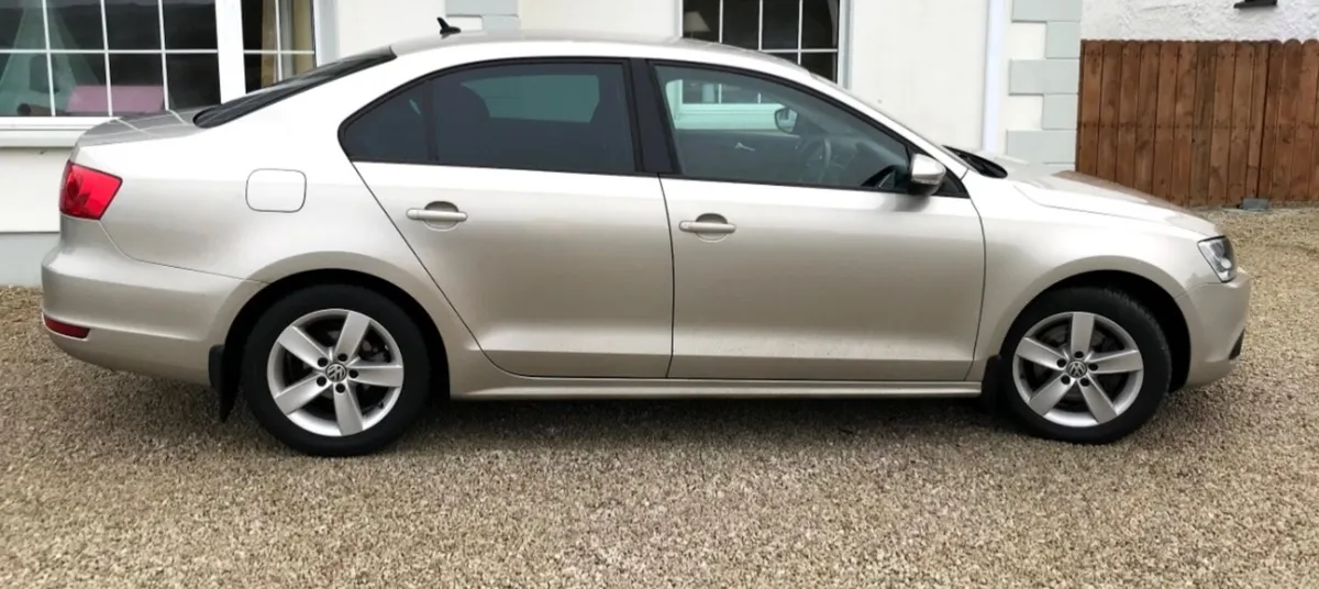 Volkswagen Jetta 2014 - Image 2