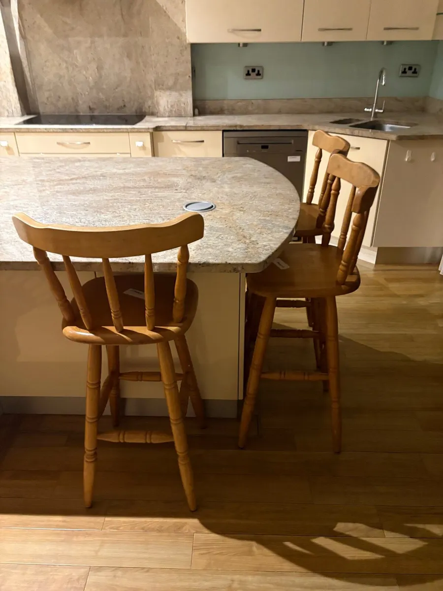 Leather sofa and chairs - Image 1