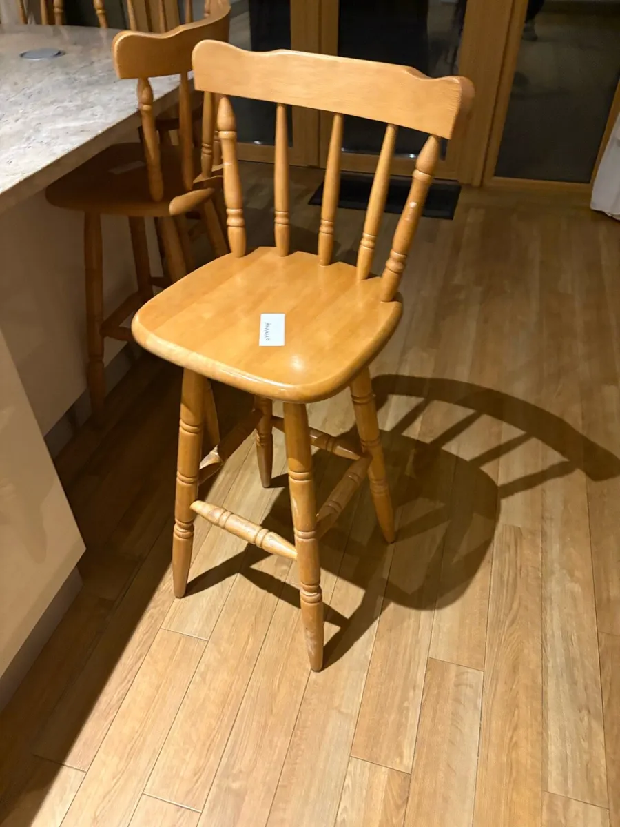 Leather sofa and chairs - Image 3