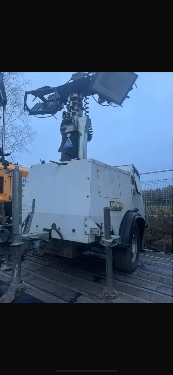 TOWER LIGHTS SMC & Vb9 - Image 1