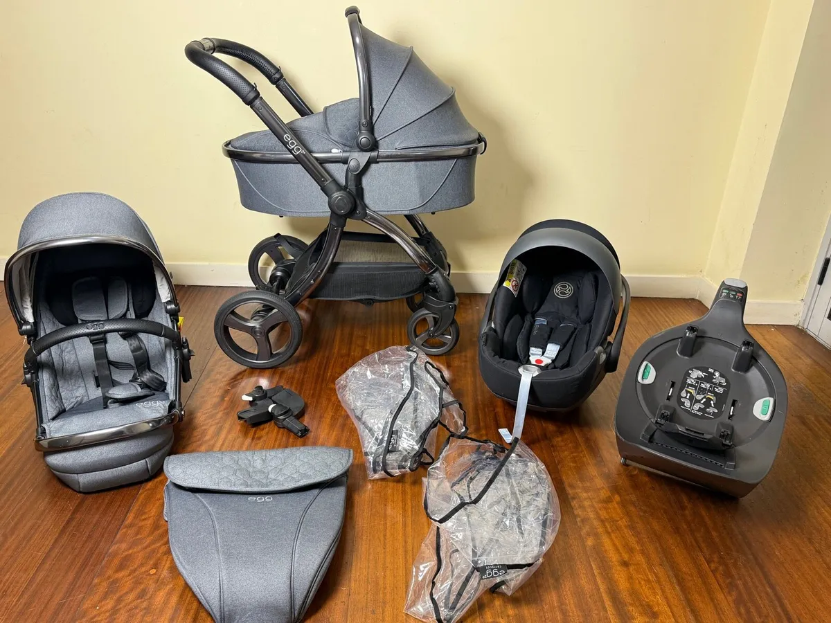 Full Egg 2 pram with Cybex car seat and isofix - Image 1