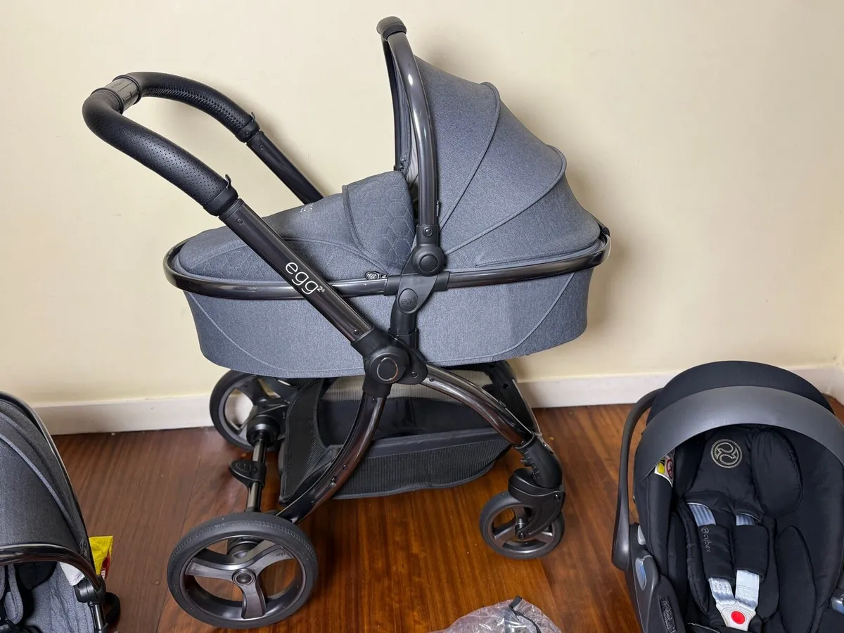Full Egg 2 pram with Cybex car seat and isofix - Image 3