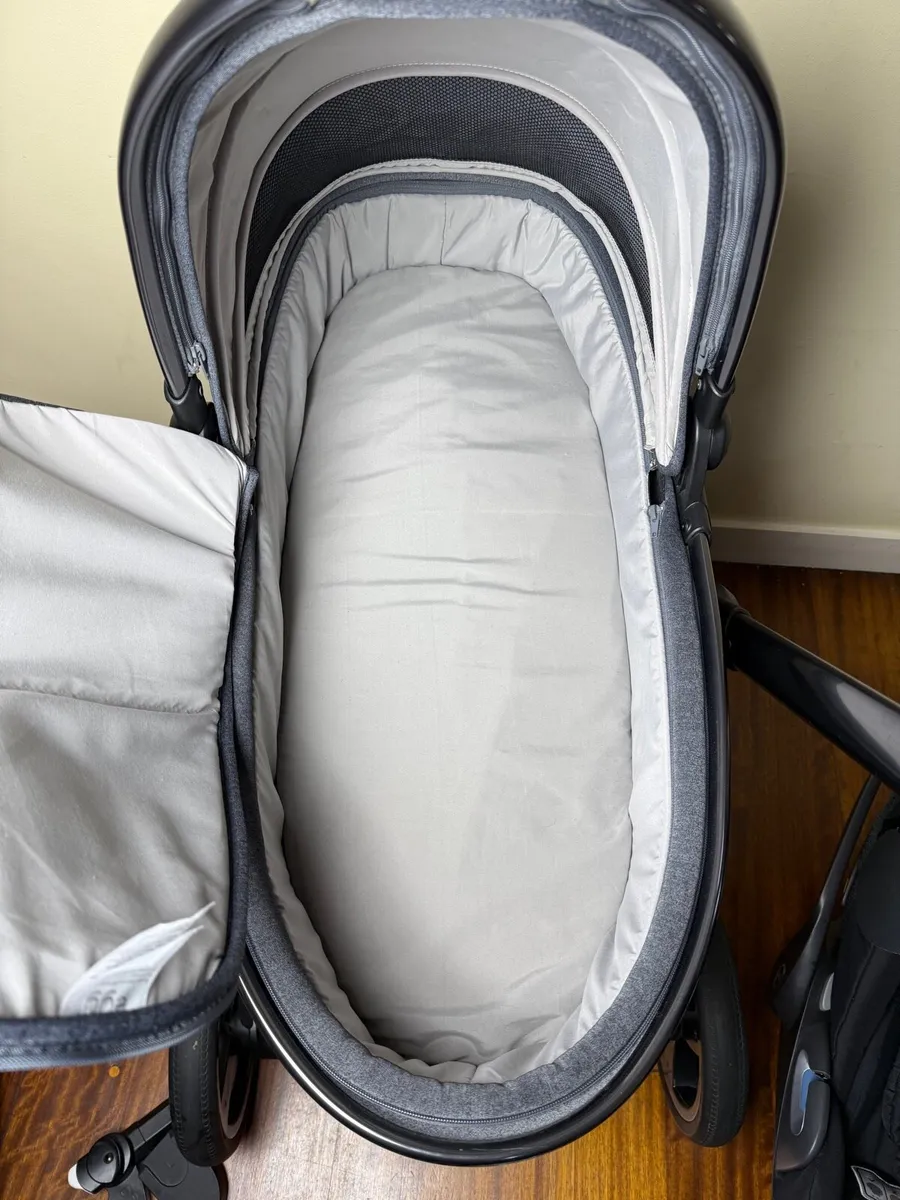 Full Egg 2 pram with Cybex car seat and isofix - Image 4