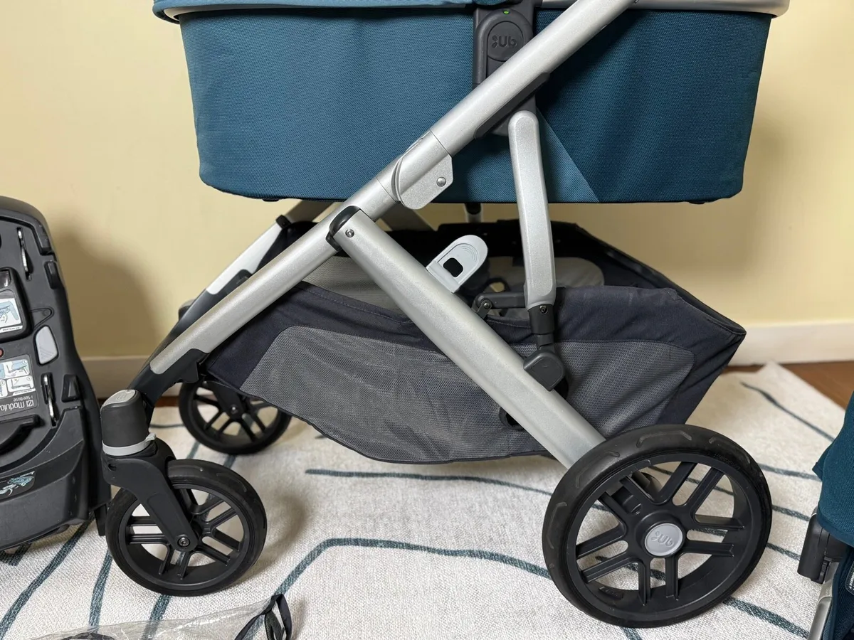 Uppababy Vista V2 Finn with car seat and isofix - Image 3