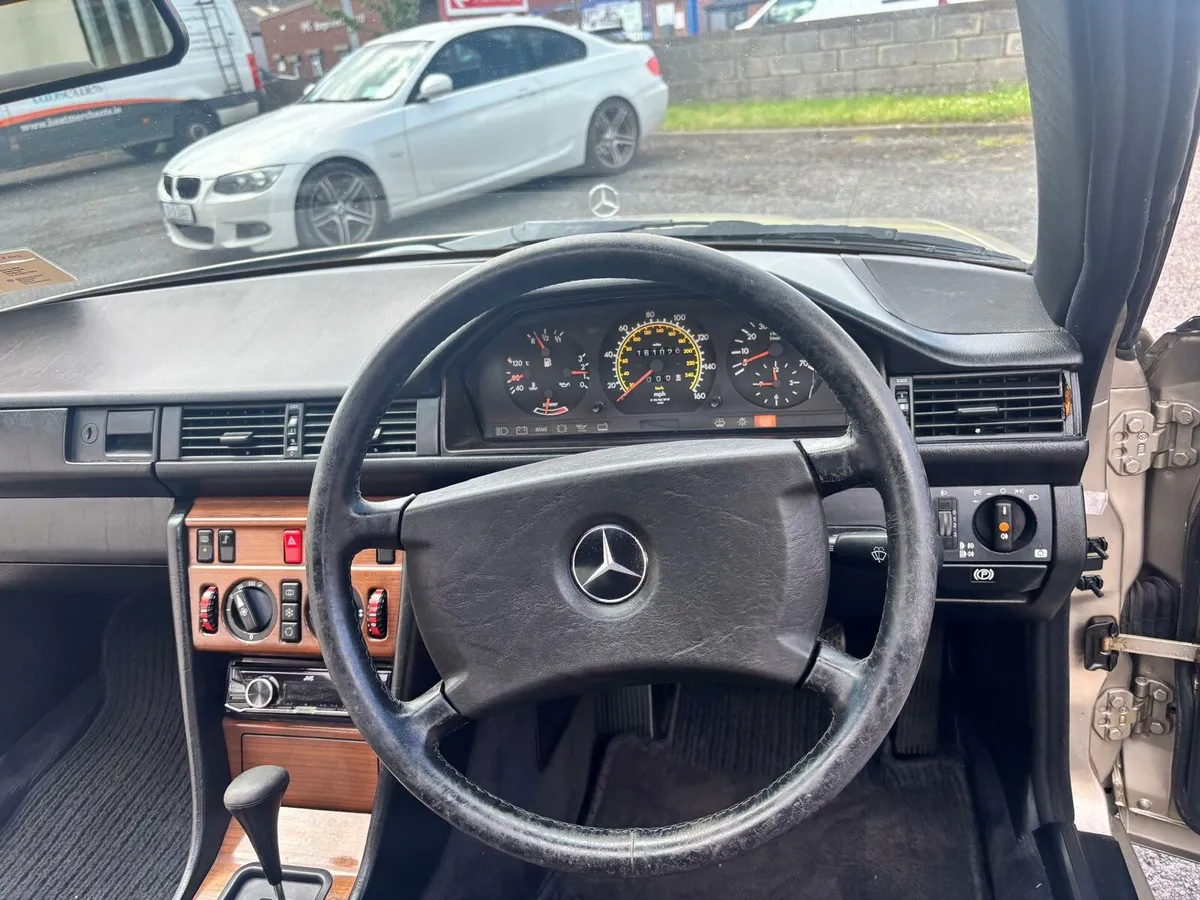 Vintage car - Image 3