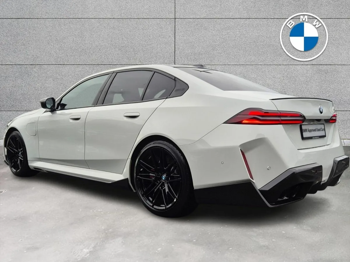 BMW M5 Saloon - Image 2