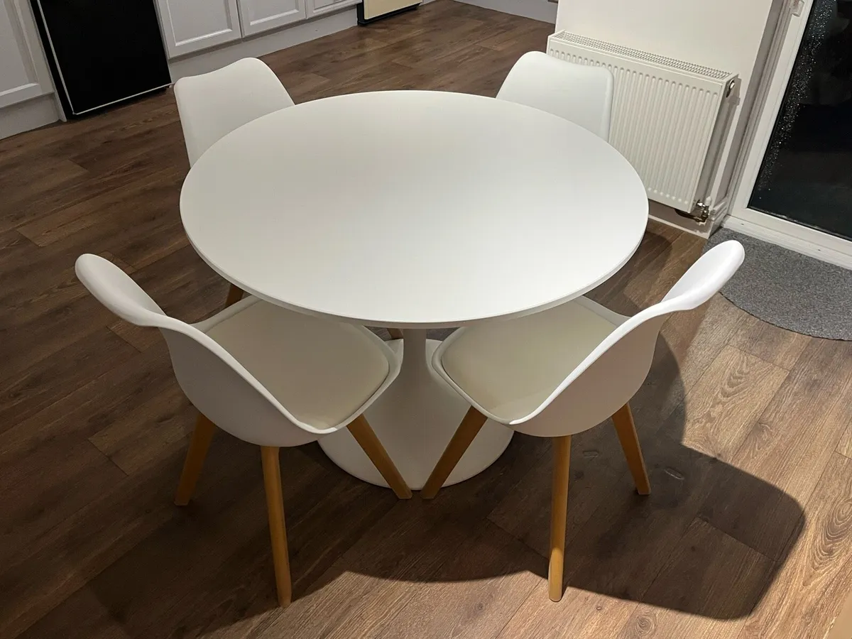 Dining table and 4 chairs - Image 1