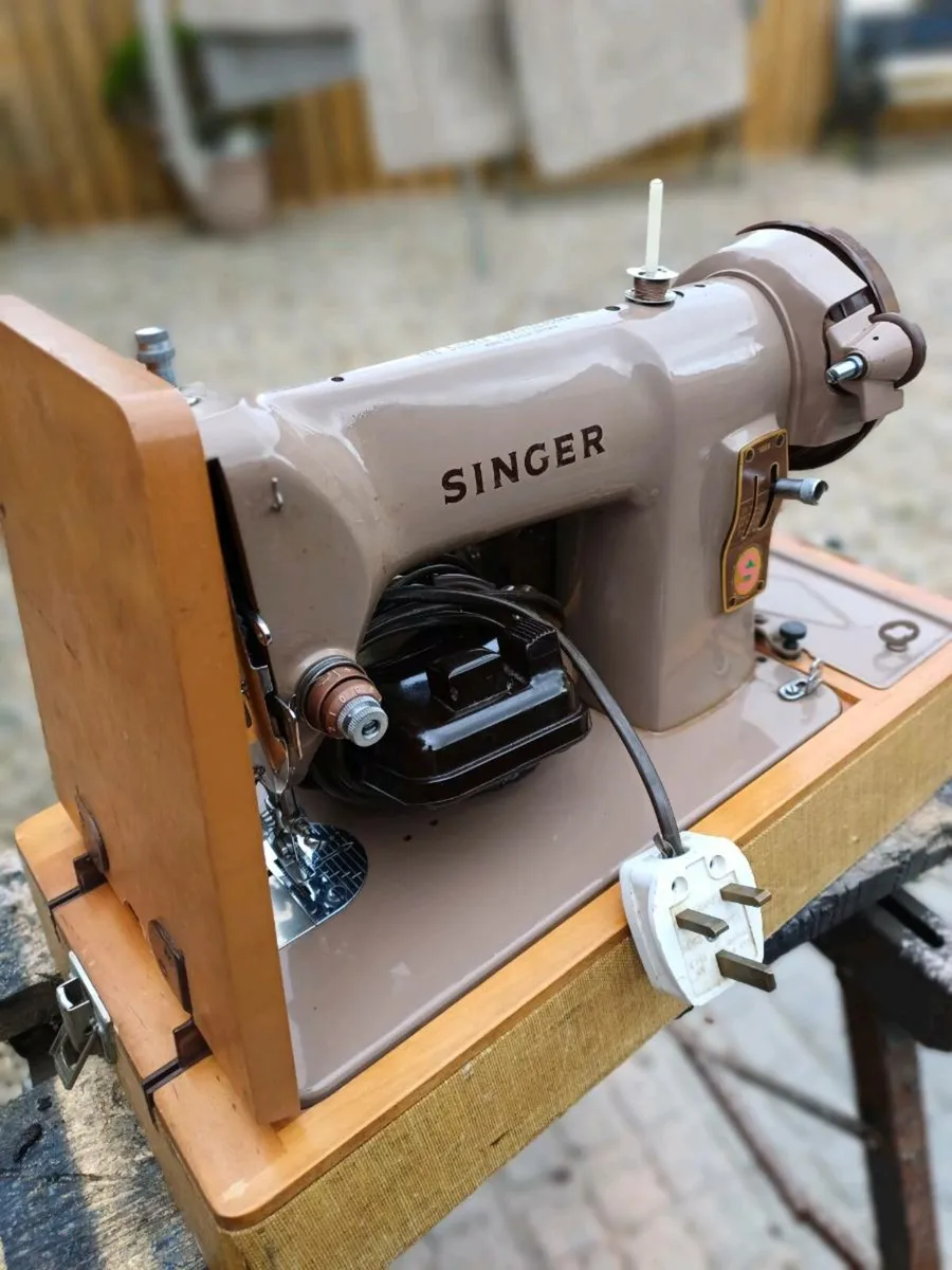 Vintage 185K Singer Sewing Machine - Image 4