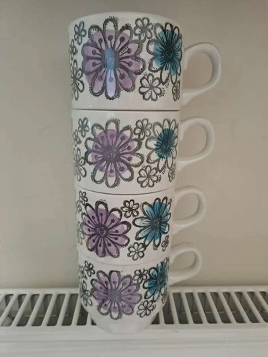 Vintage 4 stackable cups - Image 1