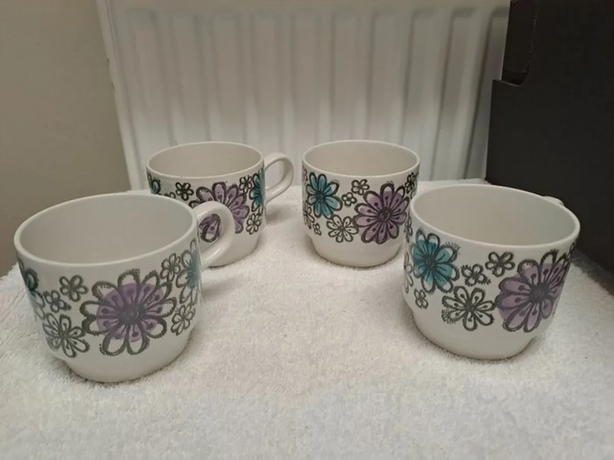 Vintage 4 stackable cups - Image 4