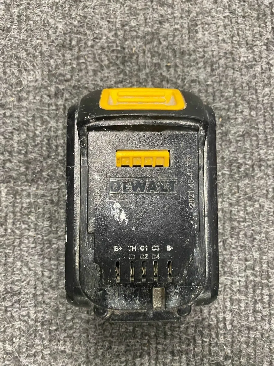Dewalt Battery 18V 4AH - Image 3