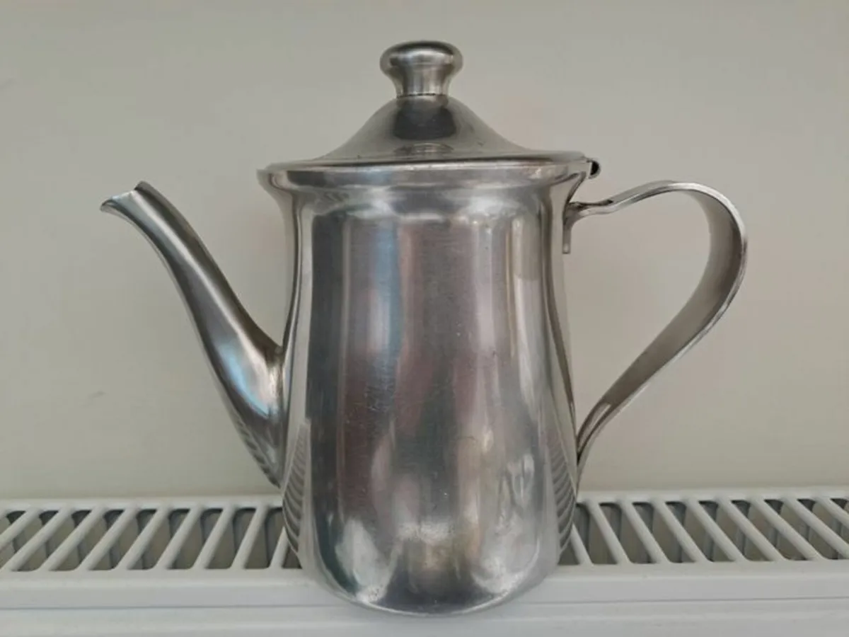 Oneida 18 8 tea pot - Image 1