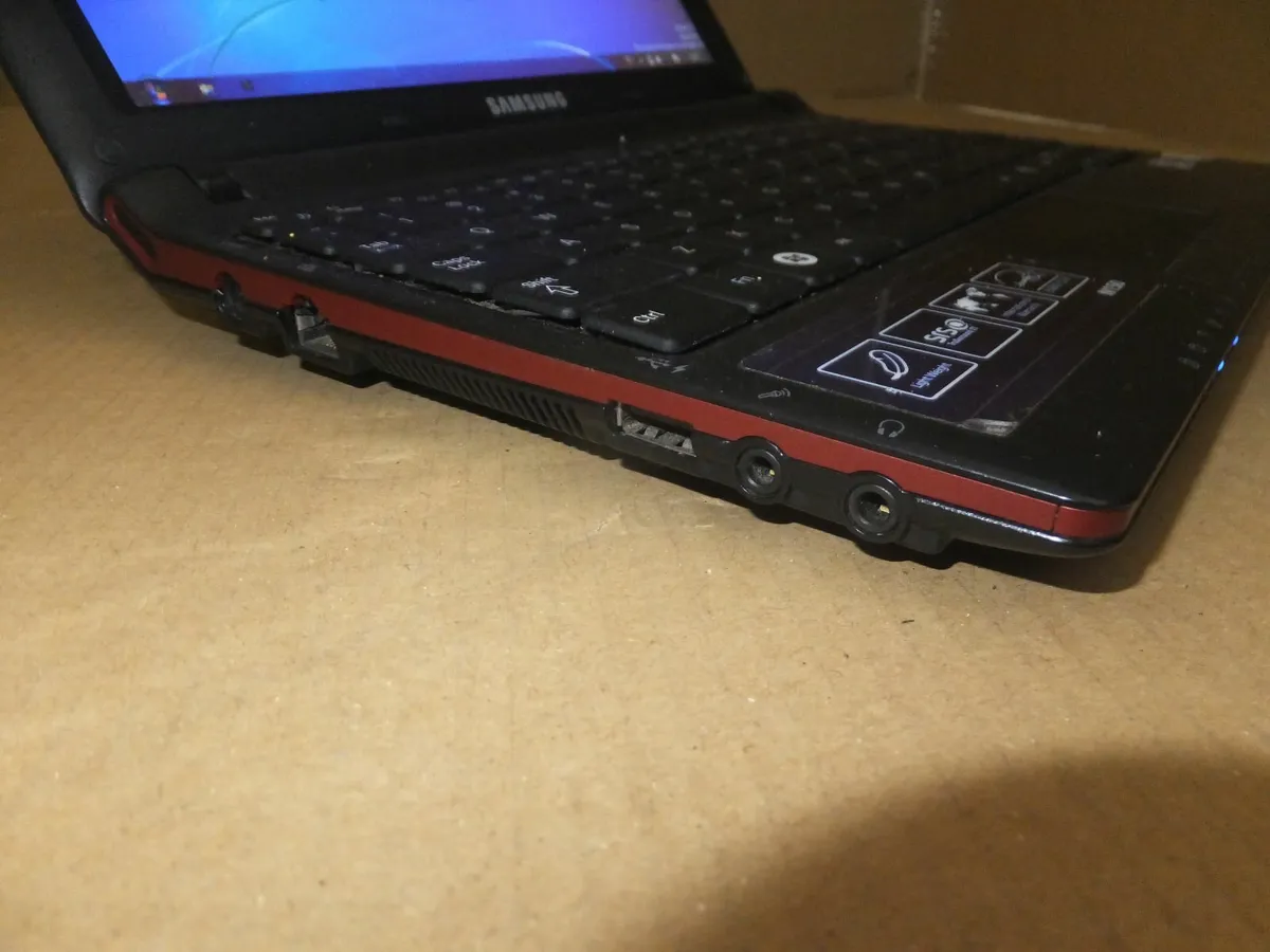 Samsung NP-150 mini laptop - Image 2