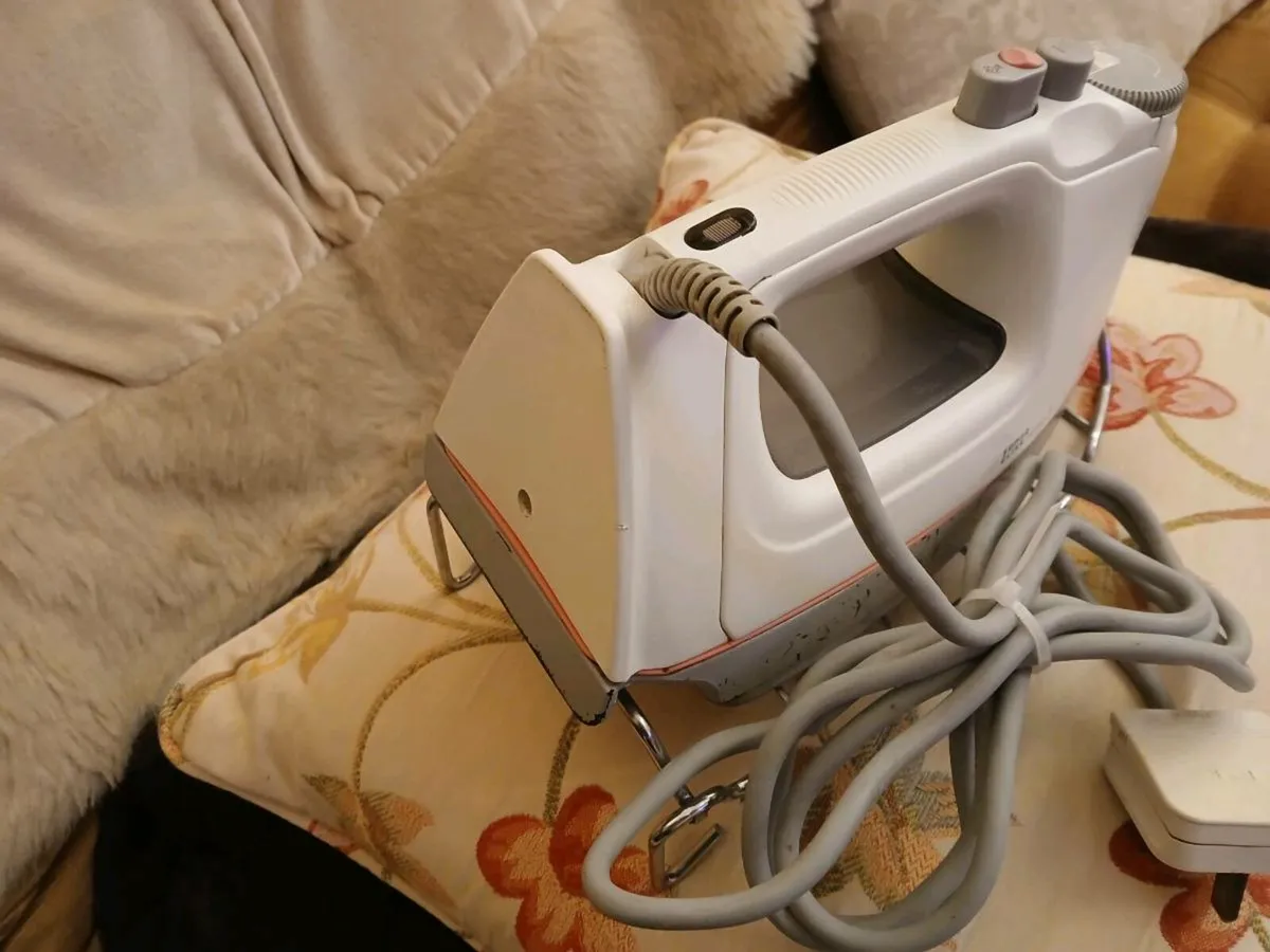 Tefal steam iron on stand. - Image 2