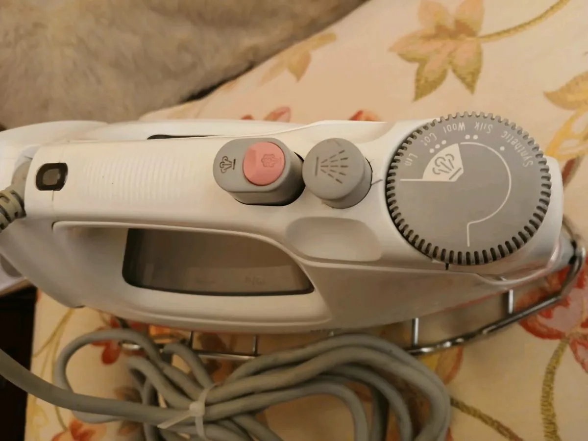 Tefal steam iron on stand. - Image 3