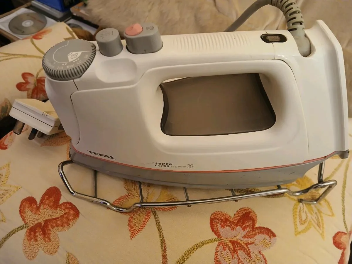 Tefal steam iron on stand. - Image 4