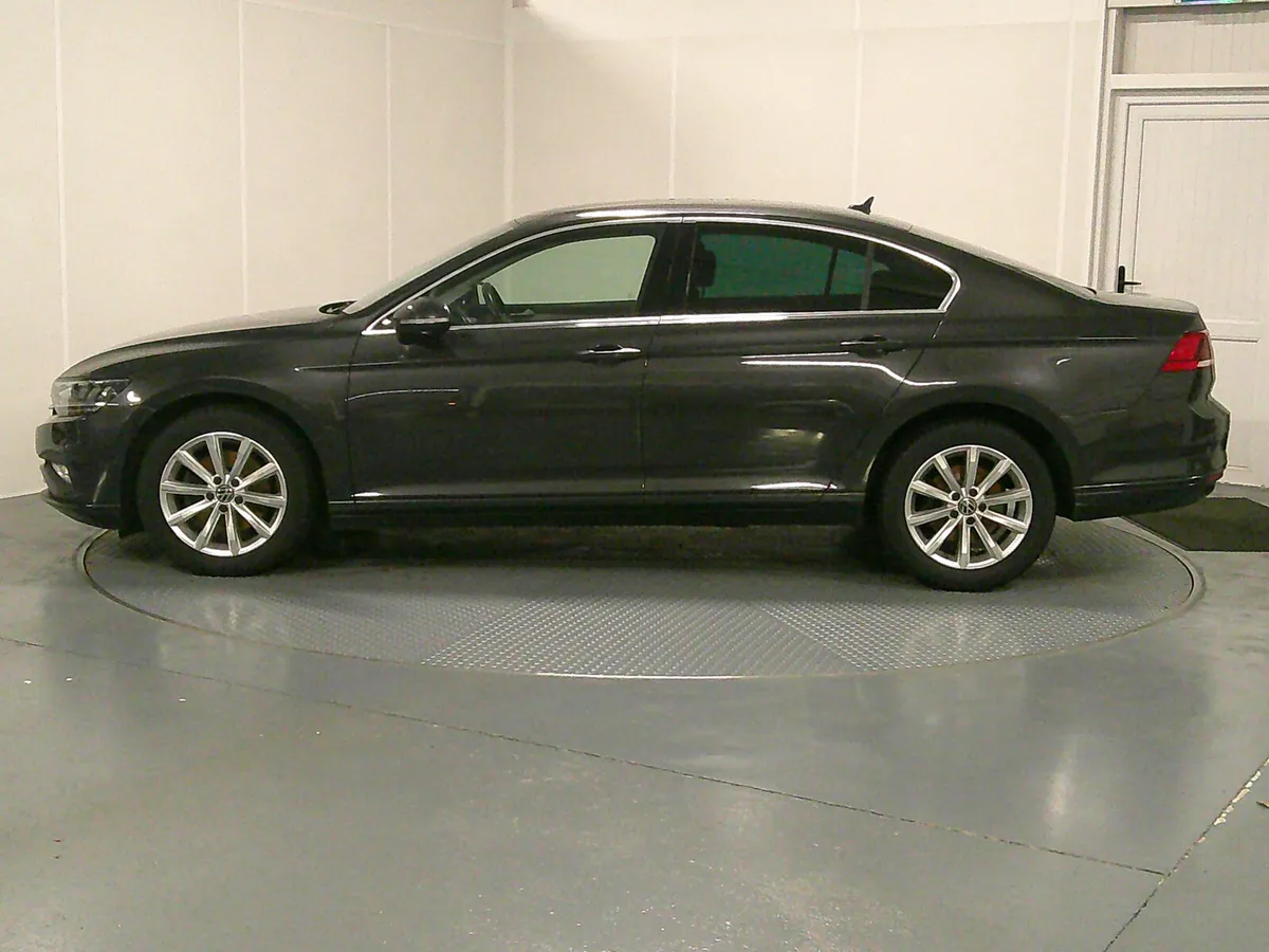 Volkswagen Passat 2022 - Image 4