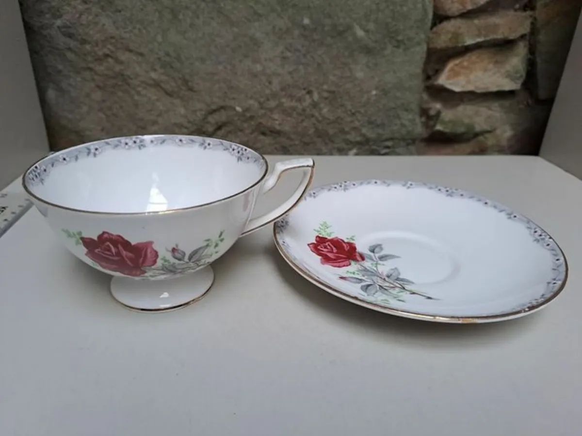 Royal York teacup and saucer - Image 3