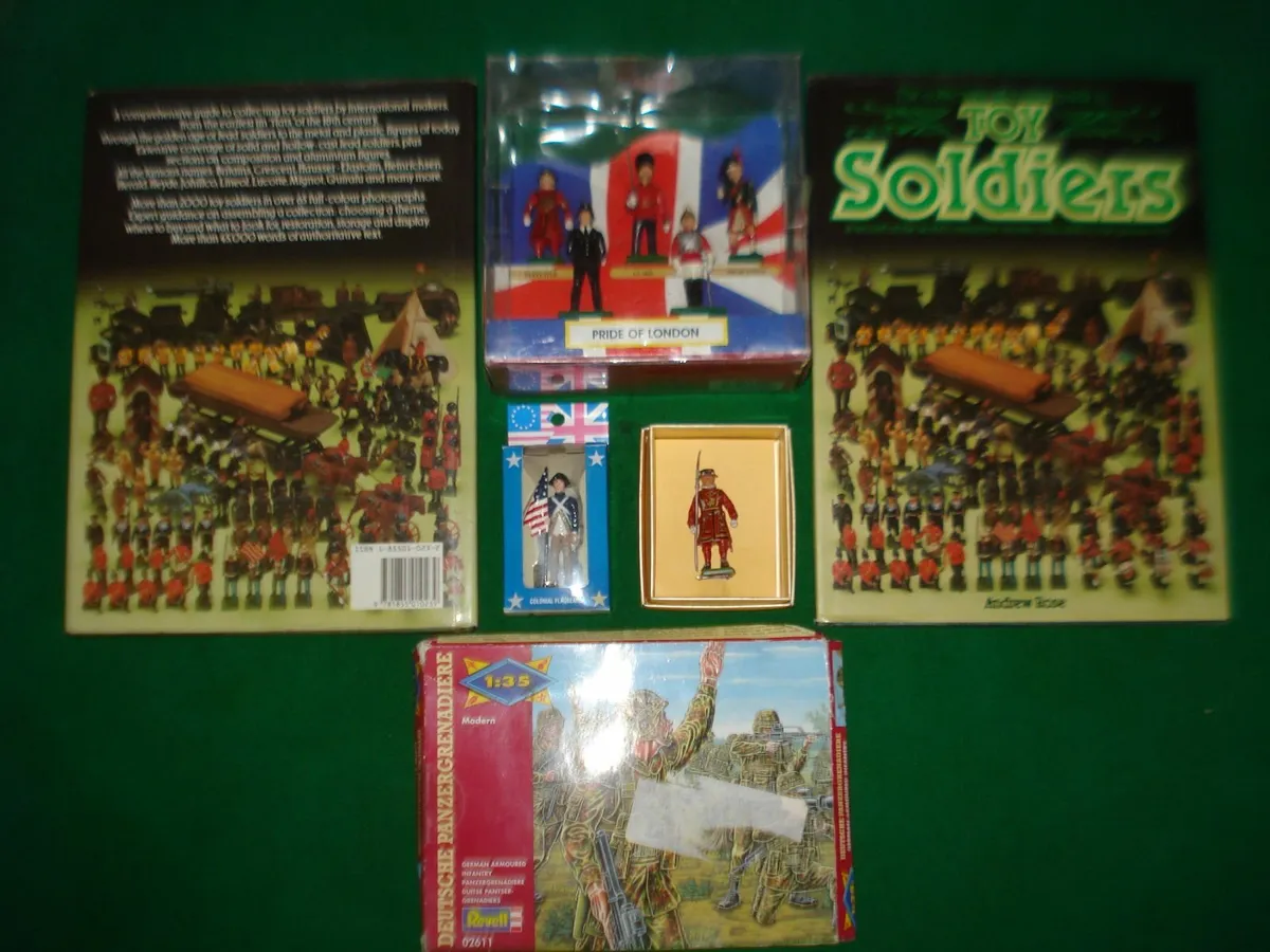 TOY SOLDIERS COLLECTORS BOOK & FIGURES. - Image 1