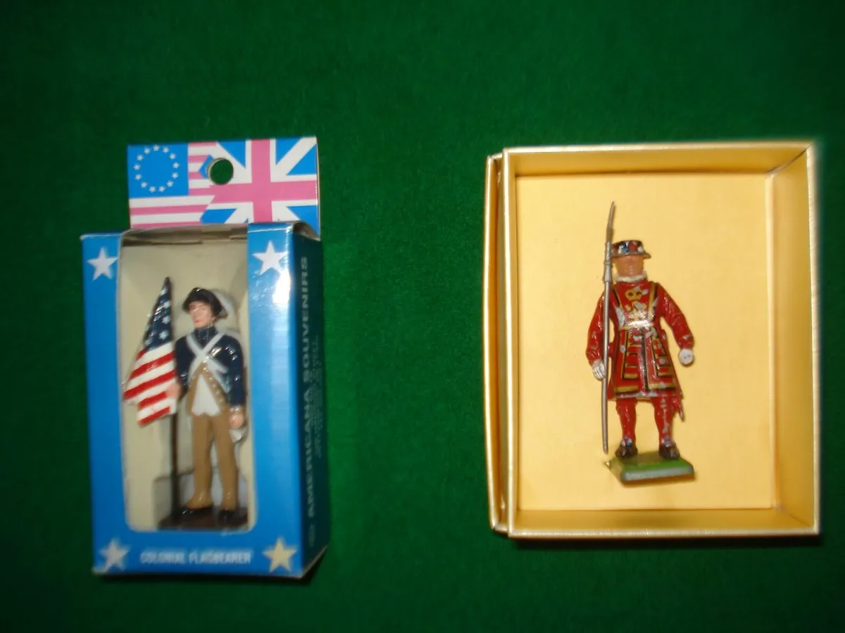 TOY SOLDIERS COLLECTORS BOOK & FIGURES. - Image 2