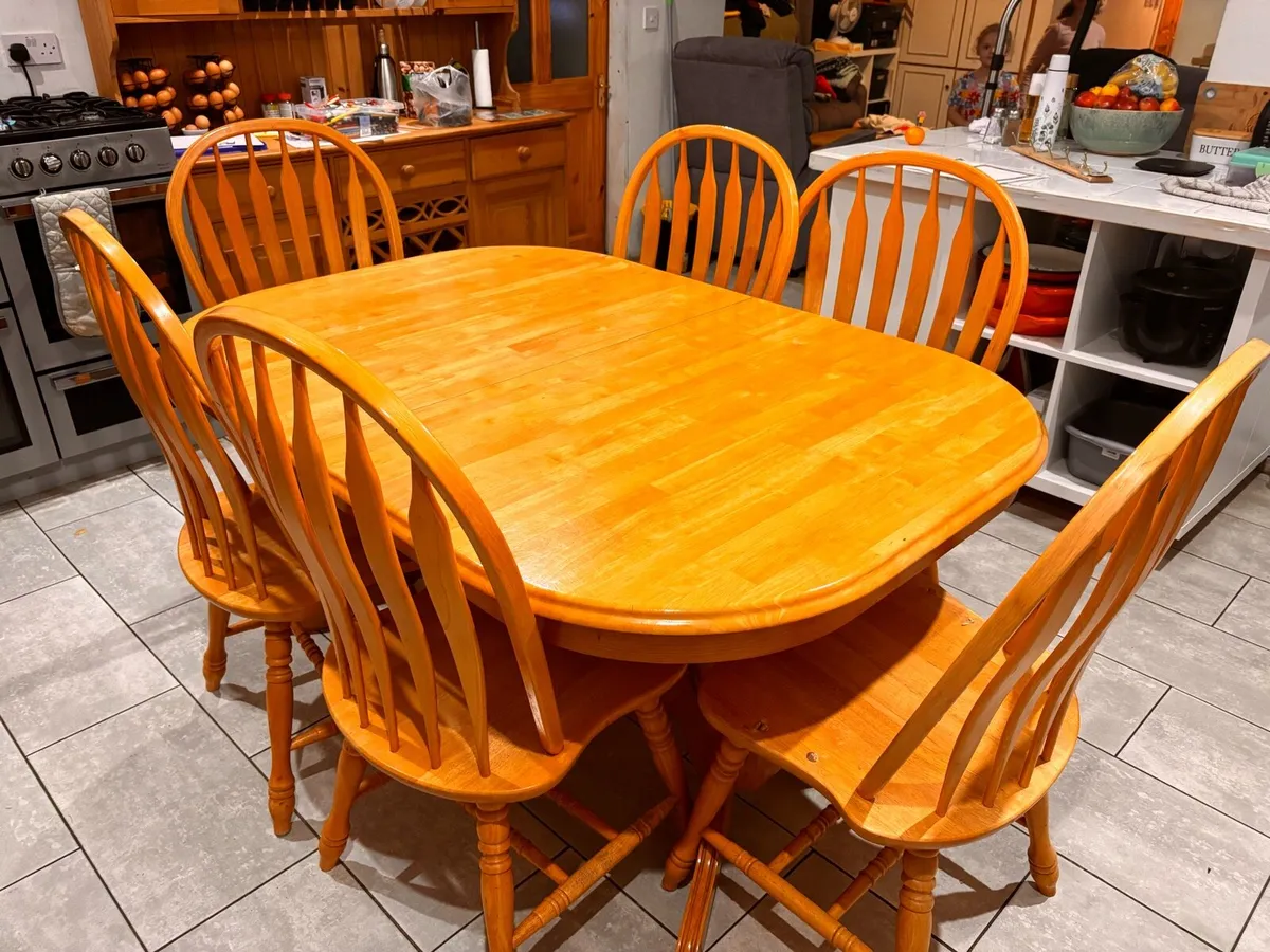 Table and chairs - Image 1