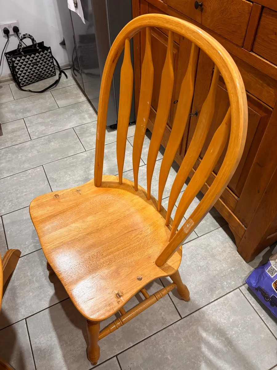 Table and chairs - Image 3