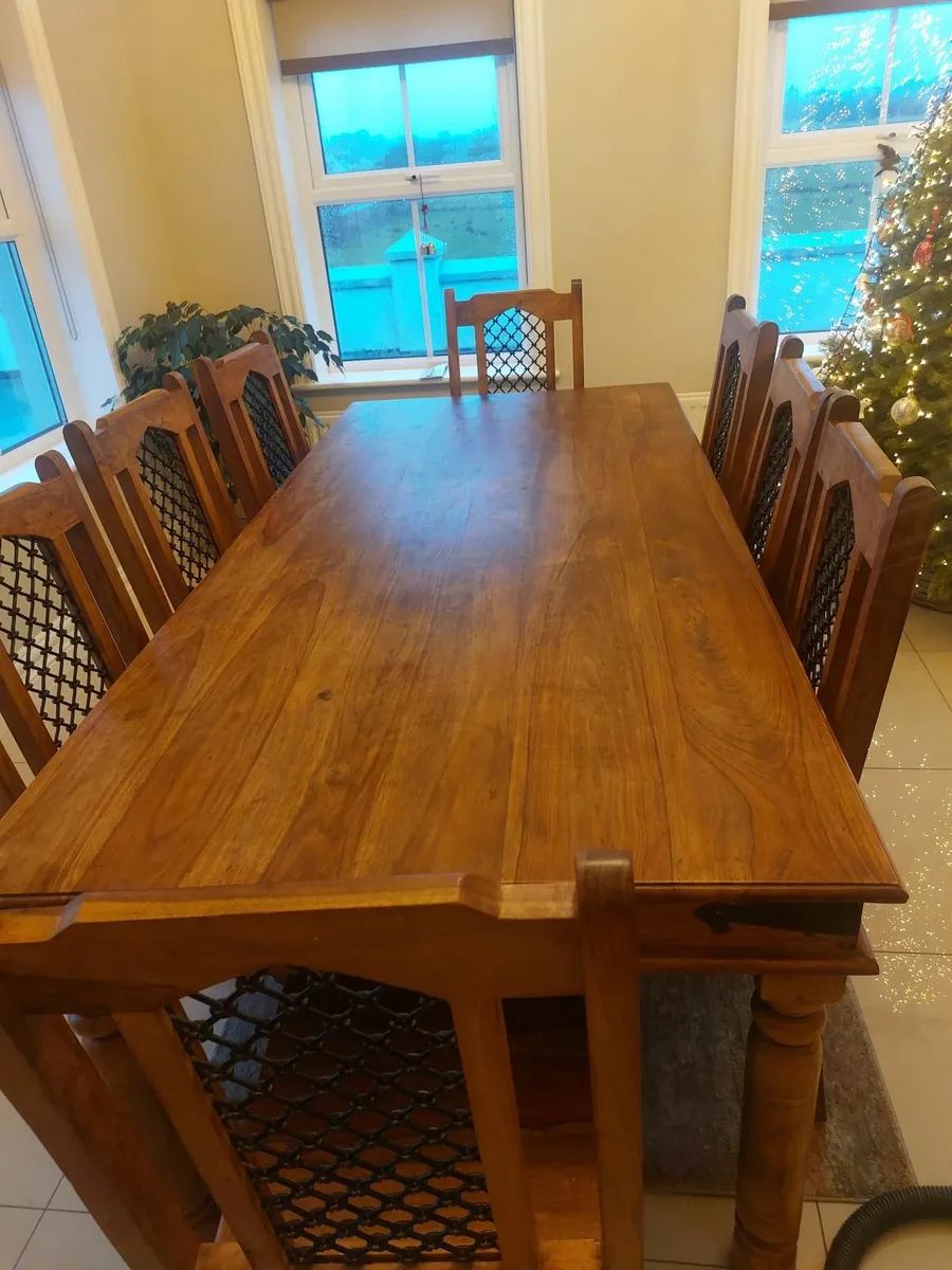Table and chairs - Image 1