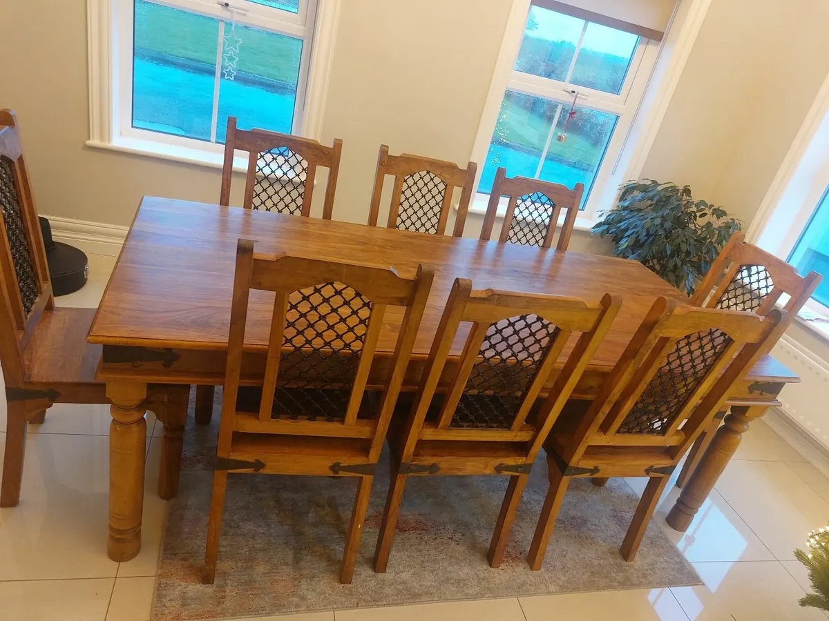 Table and chairs - Image 2