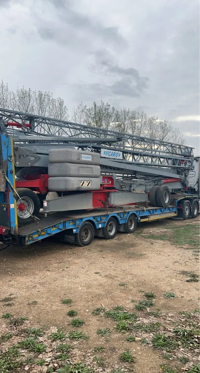 Self erecting tower crane