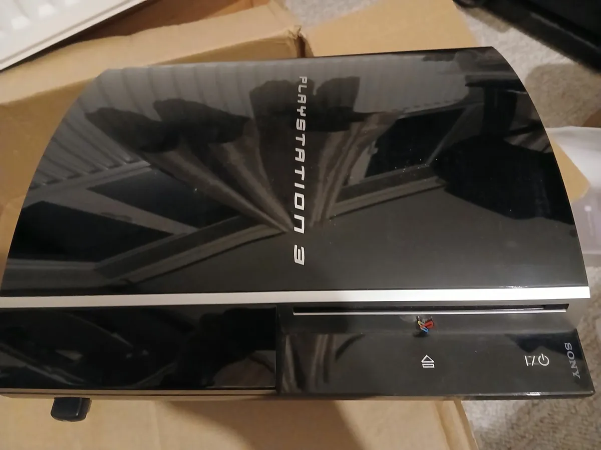 Playstation 3 + extra controller + games - Image 1