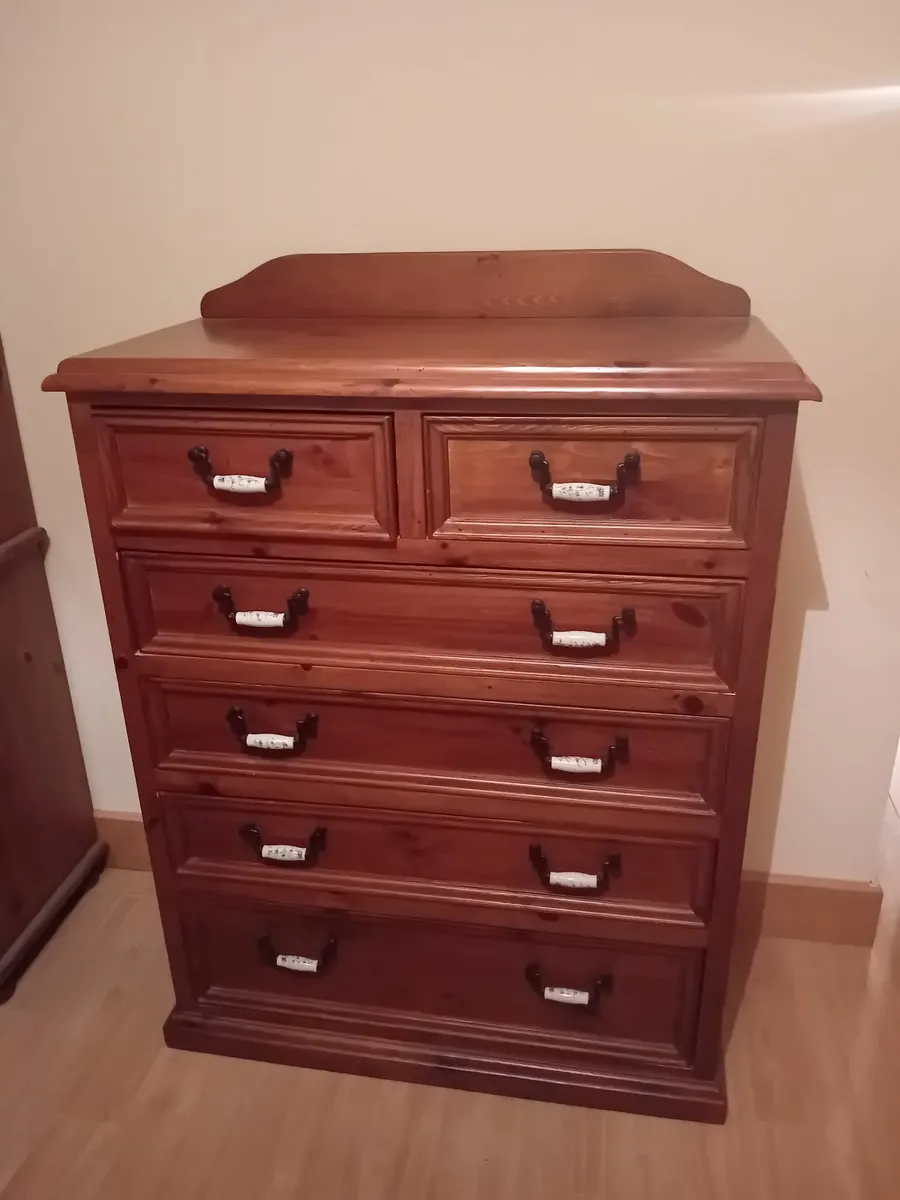 Chest of drawers