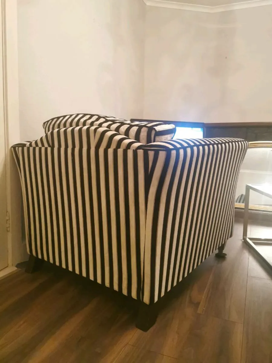 Cream and black accent chair - Image 2