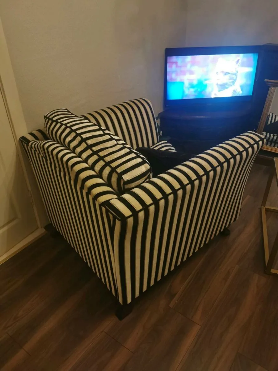 Cream and black accent chair - Image 3