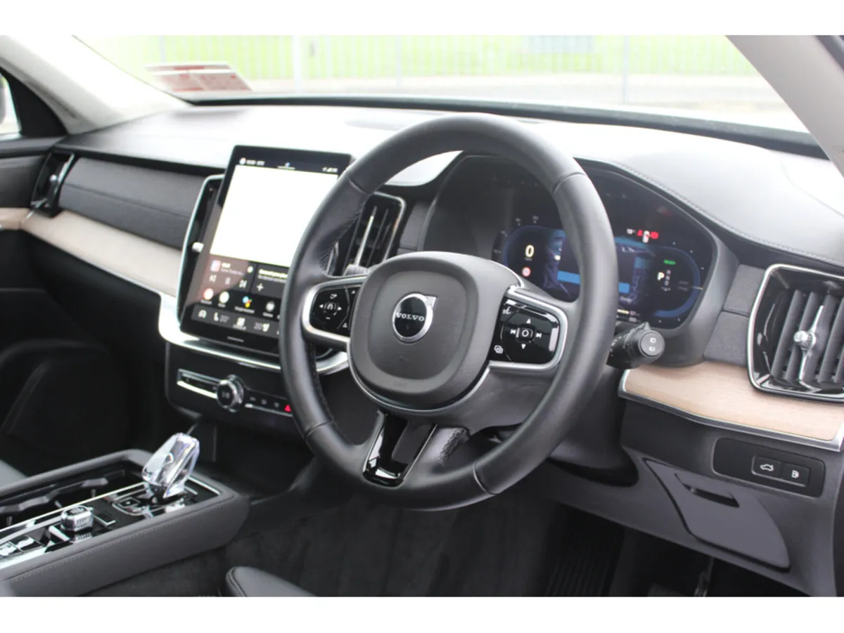 Volvo XC90 T8 PHEV AWD PLUS Dark *7 Seats* - Image 2