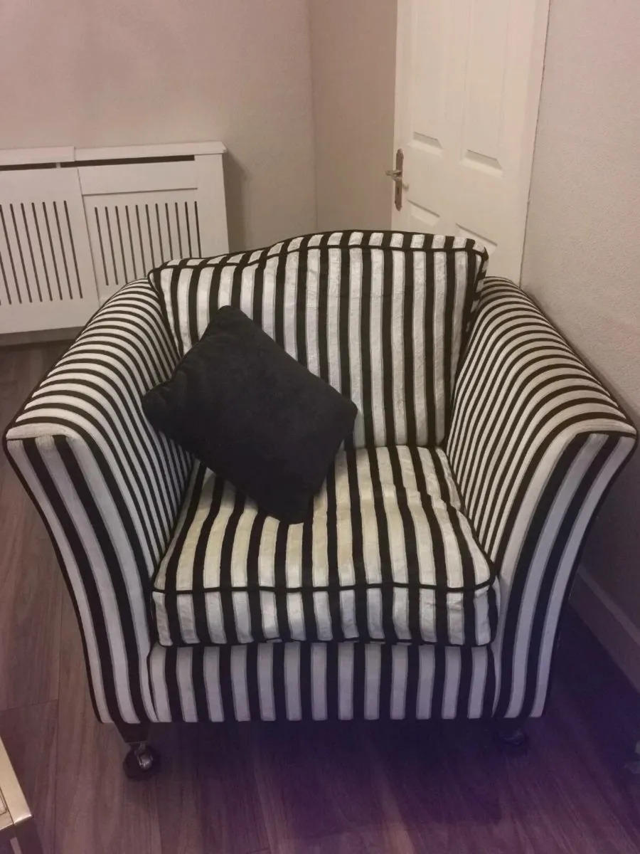 Cream and black accent chair - Image 1