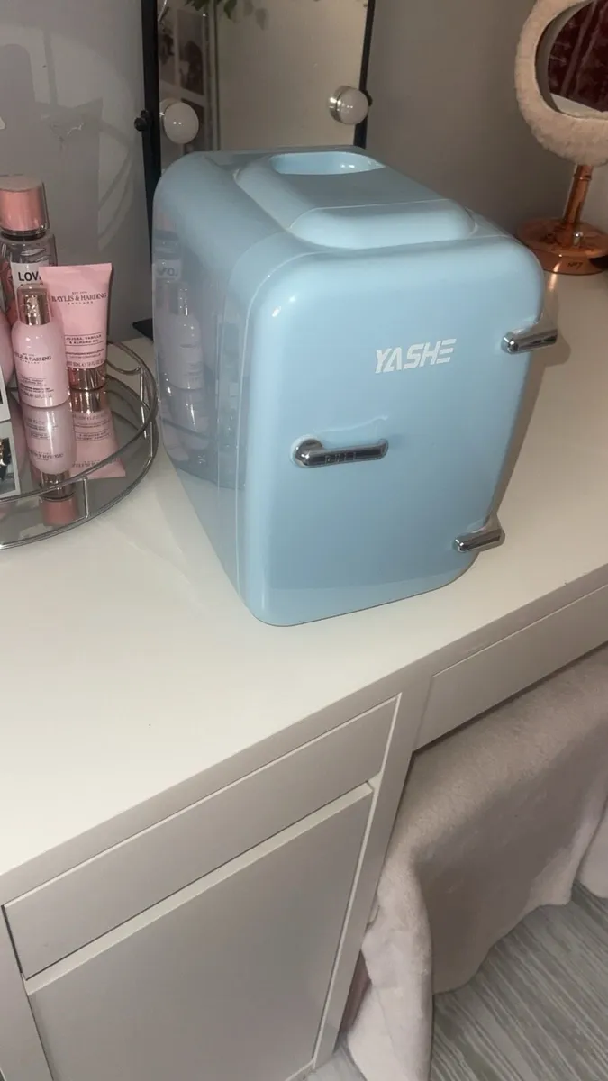 Mini fridge - Image 1