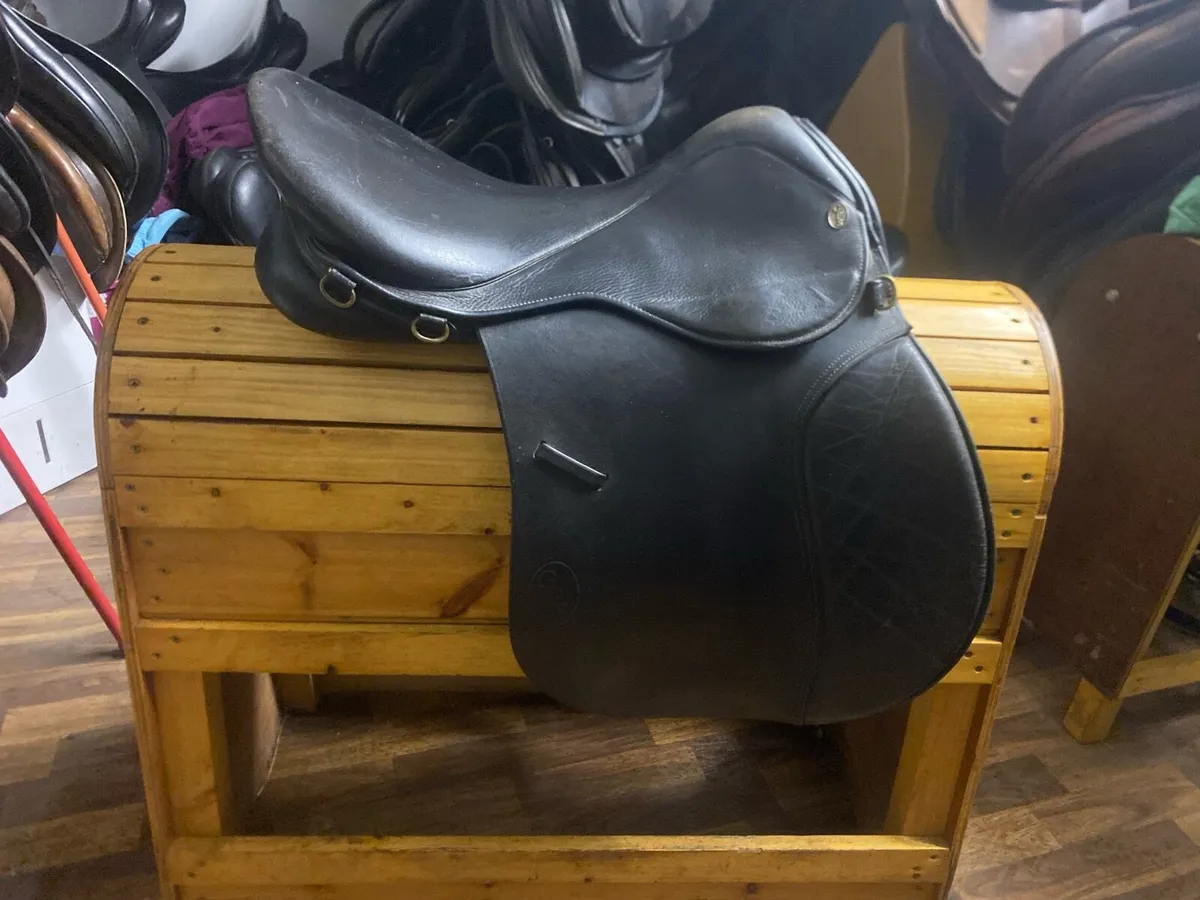 GFS BLACK LEATHER SADDLE 18” medium wide - Image 1