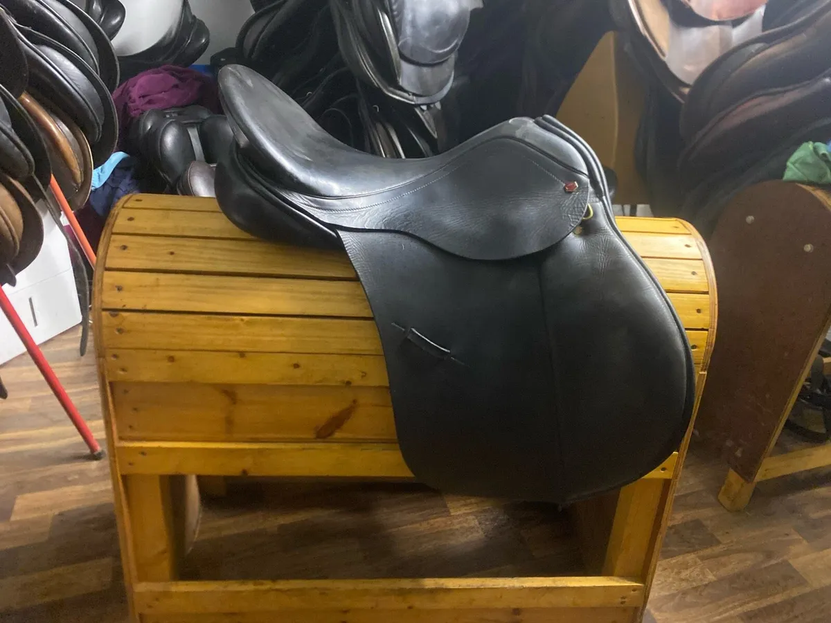 Albion 17.5-18”black leather saddle - Image 1