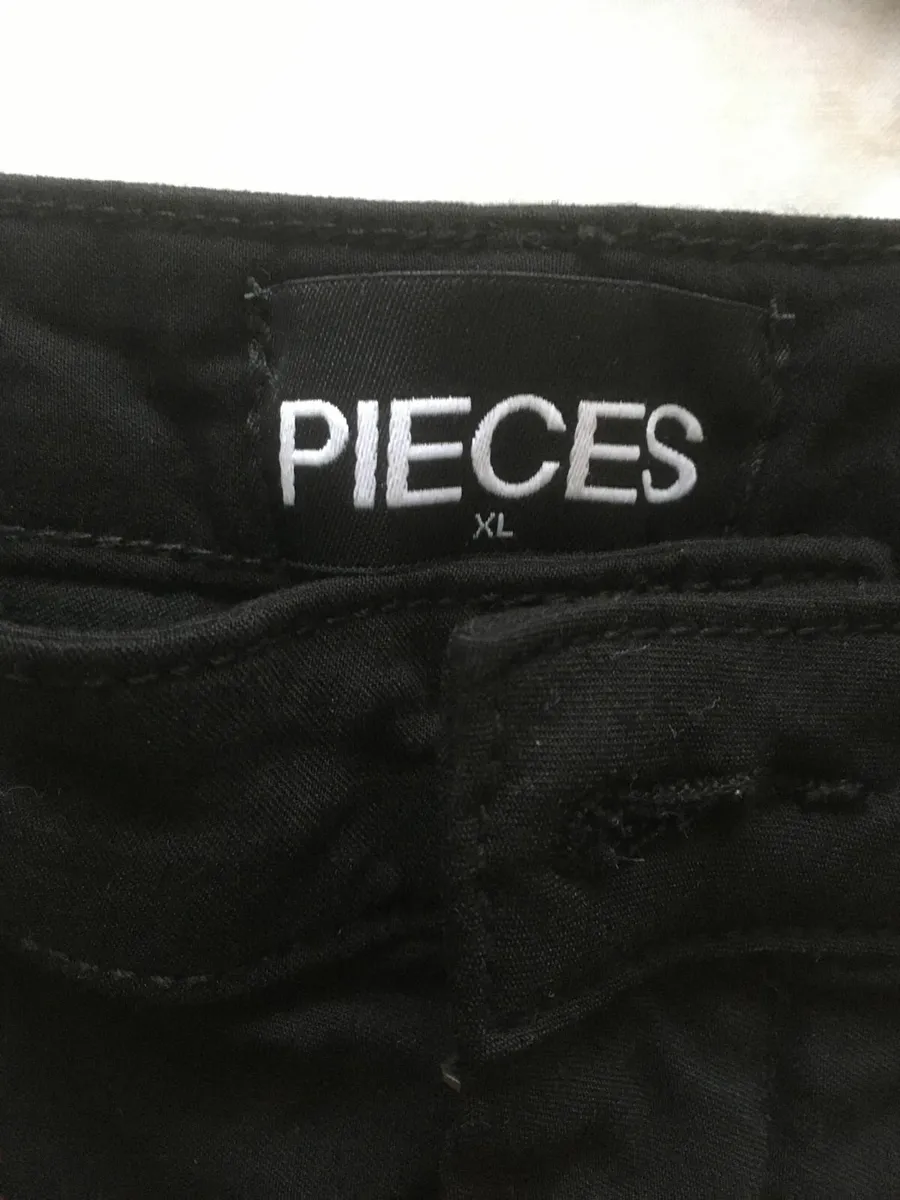 NEW Black Jeggings Jeans from the BRAND PIECES - Image 1