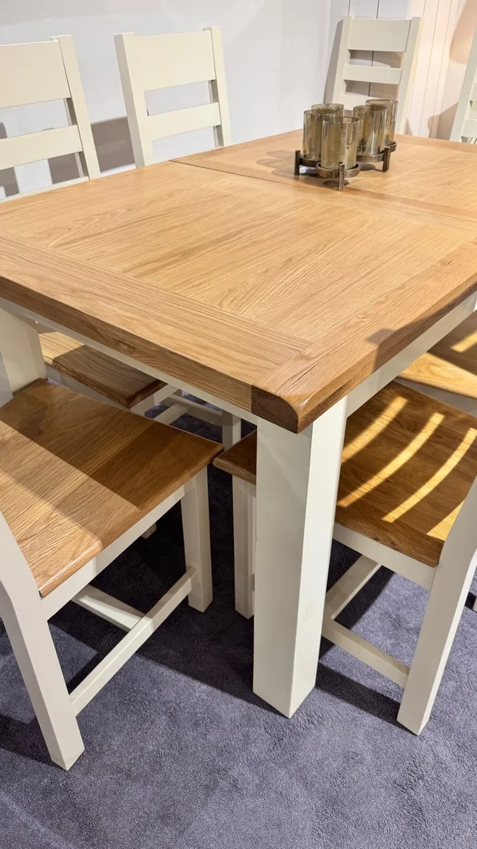 Oak Extendable rectangular Dining Table, Like New - Image 1