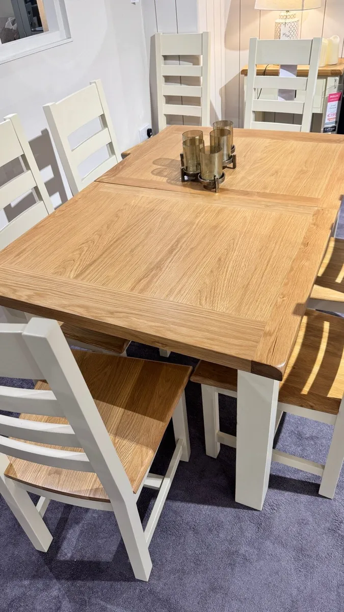 Oak Extendable rectangular Dining Table, Like New - Image 4